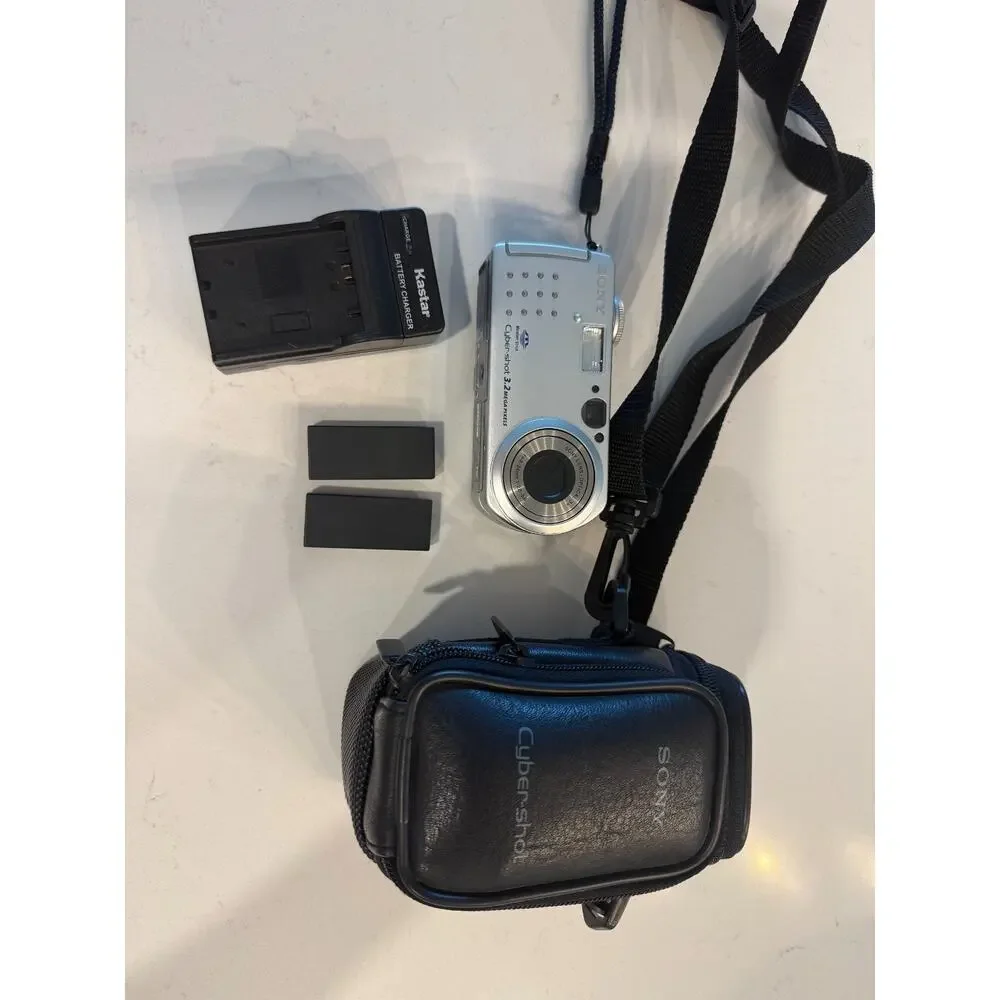 Sony Cyber-shot DSC-P5 3.2MP Digital Camera Tested w/ Charger 3 Batteries Case